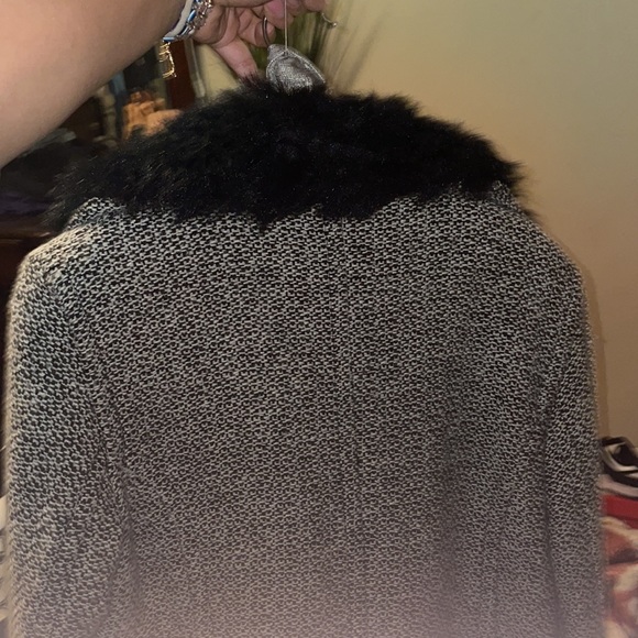 COMES WITH SCARF - Picture 2 of 2